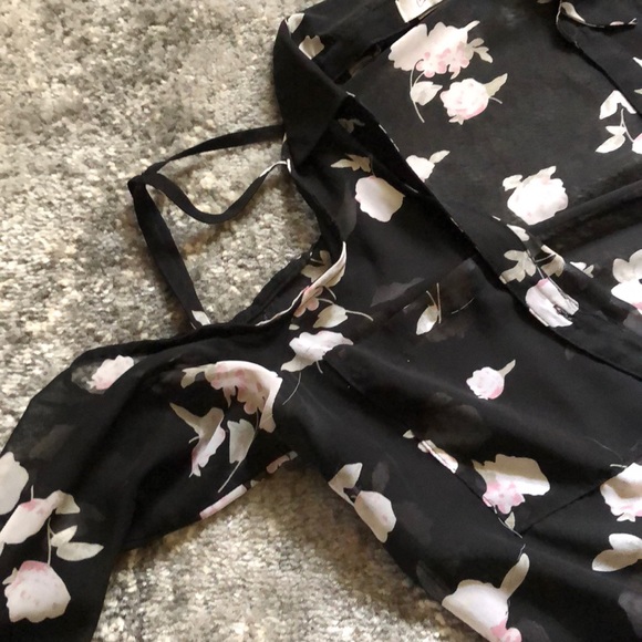 Sheer floral cut-out top - Picture 2 of 5